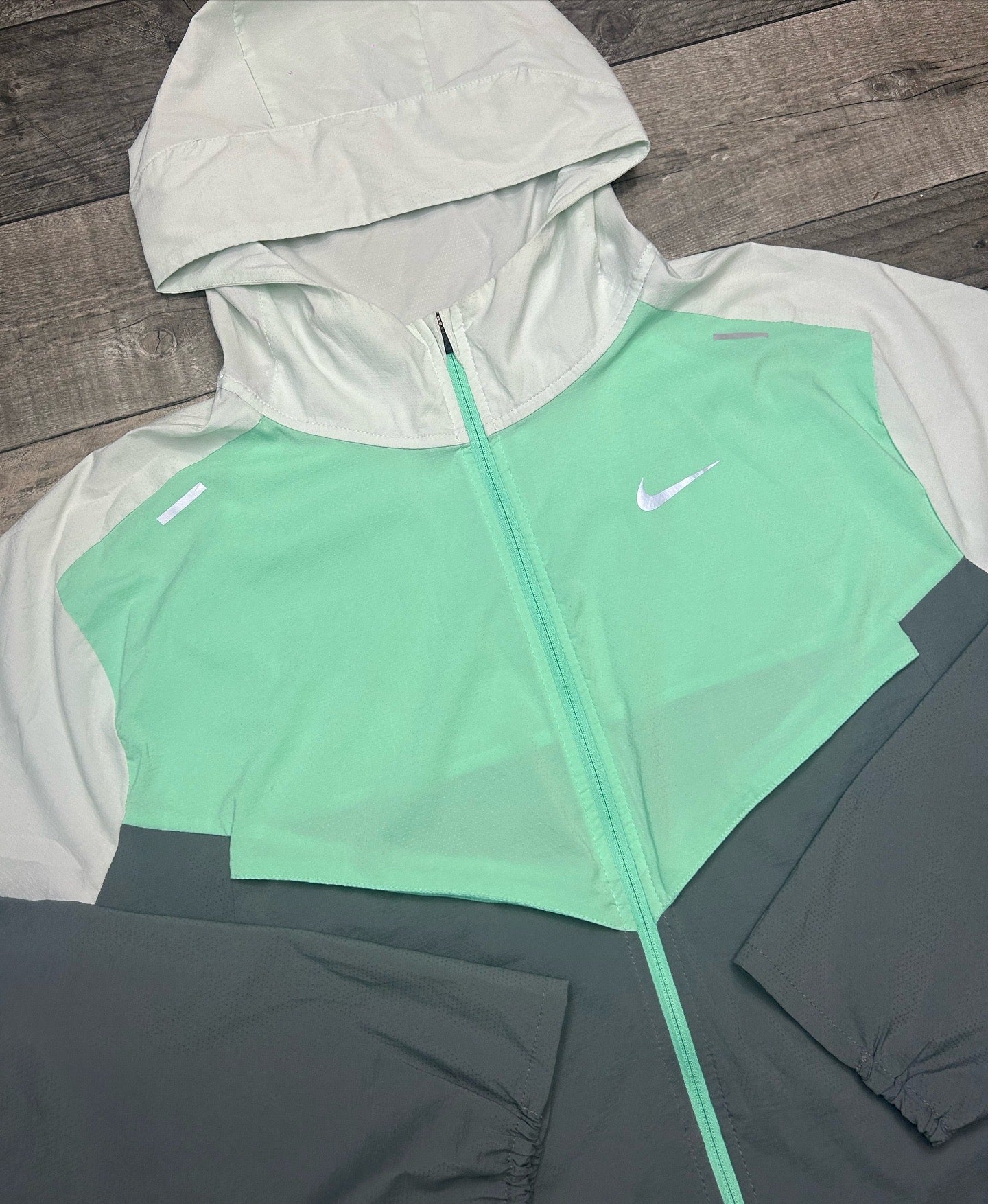 Nike Mint Repel Windbreaker